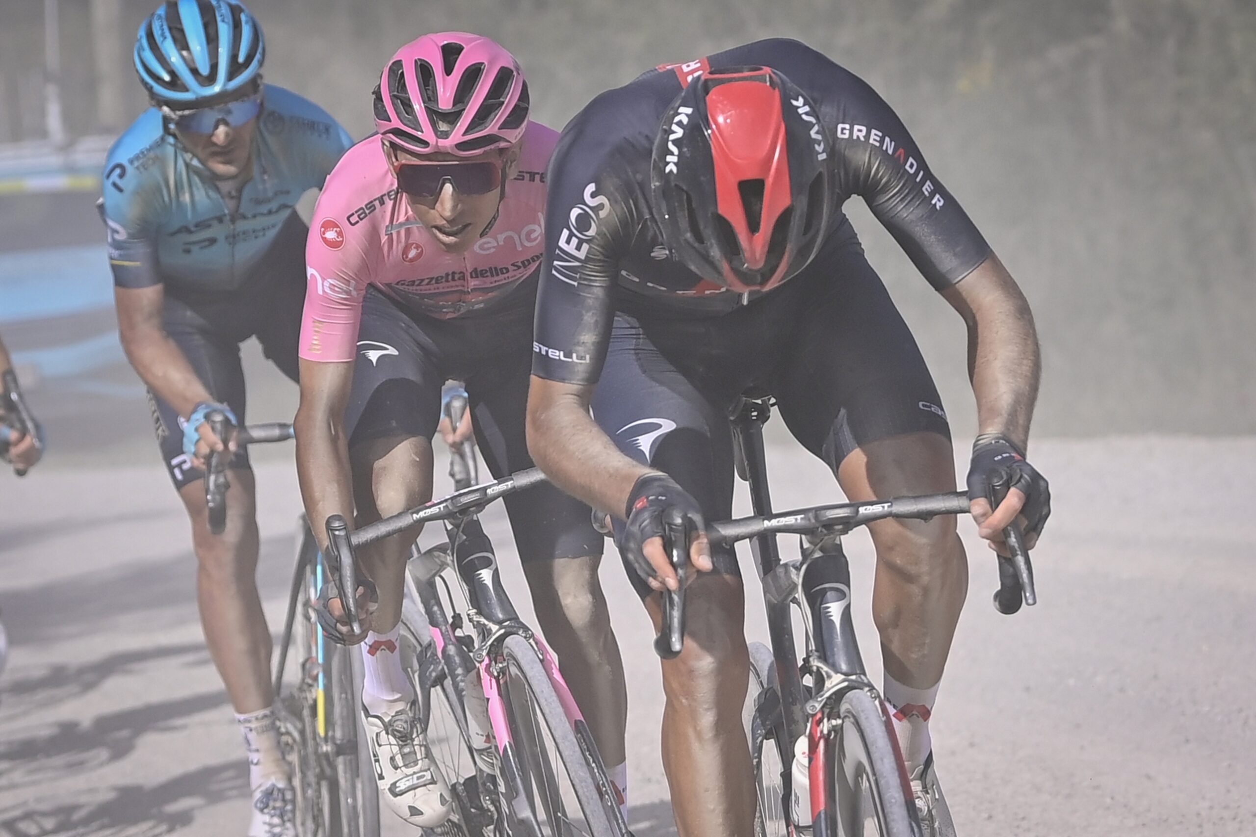 Giro d’Italia 2021. Sekunda do sekundy. Bernal rozdaje karty na szutrach