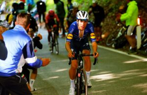 Joao Almeida na trasie 17. etapu Giro d'Italia