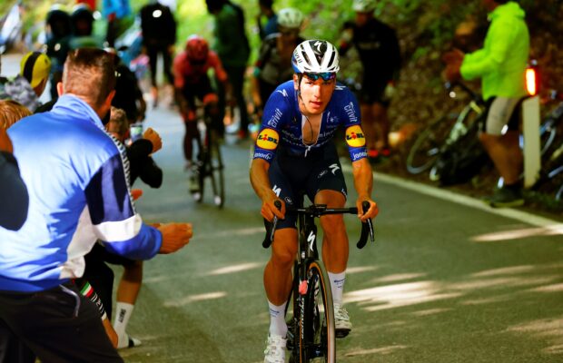 Joao Almeida na trasie 17. etapu Giro d'Italia