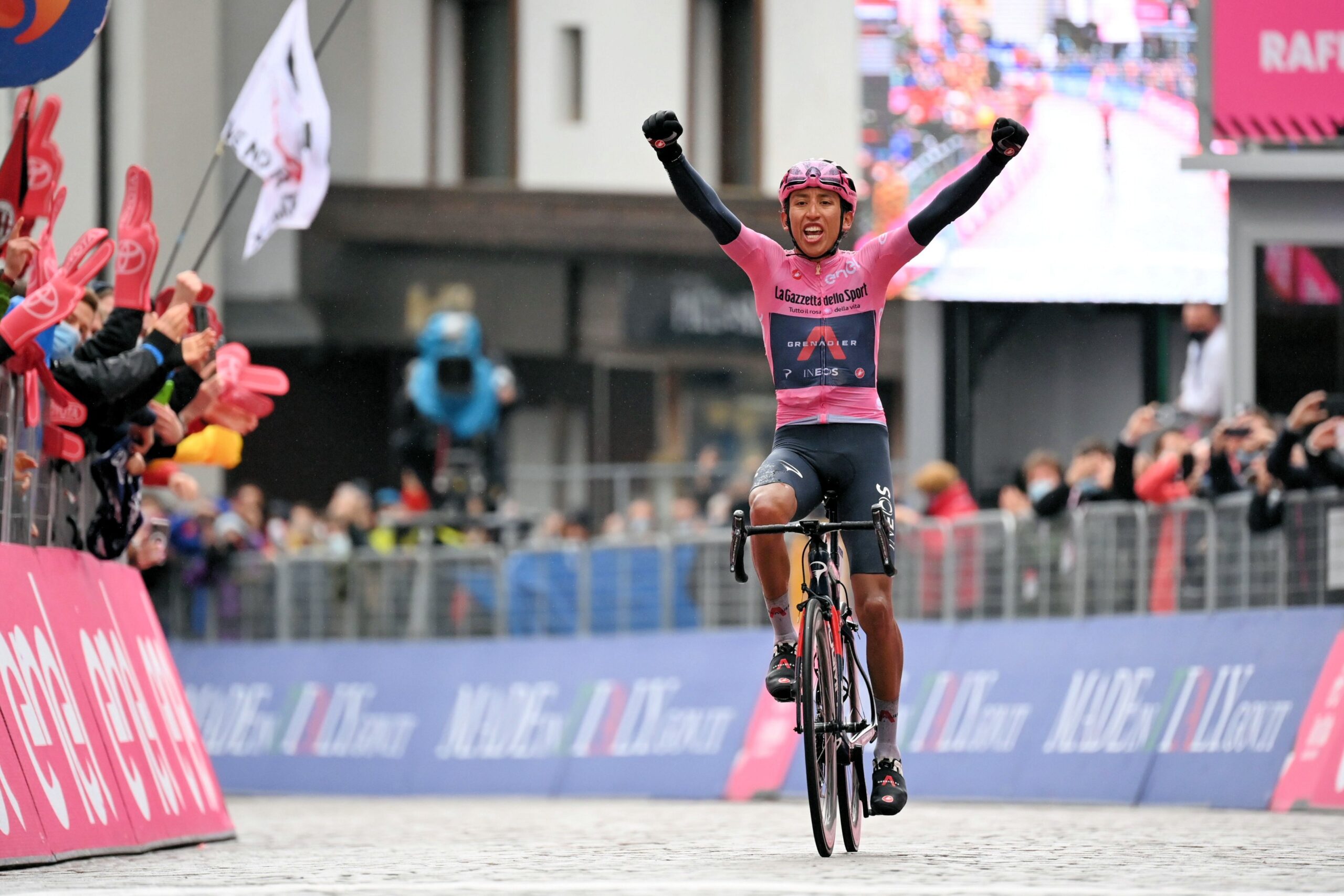 Giro d’Italia 2021: etap 16. Bernal najlepszy po ataku na Passo Giau