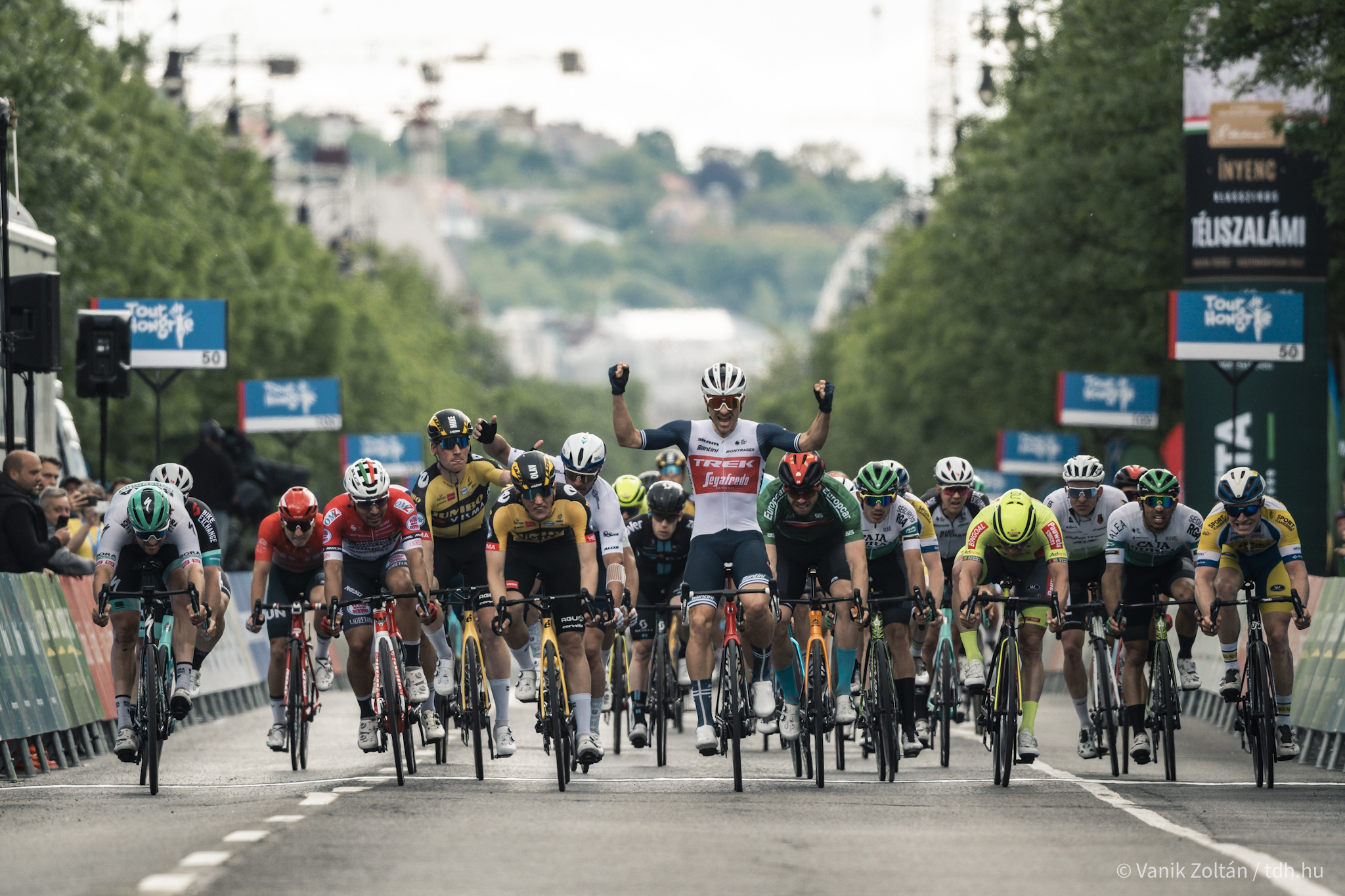 Tour de Hongrie 2021: etap 5. Błysk Edwarda Theunsa w Budapeszcie