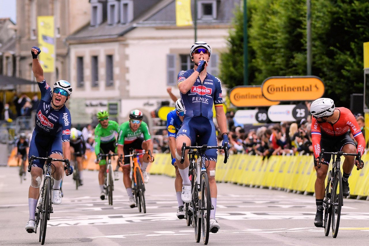 Tour de France 2021: etap 3. Tim Merlier w debiucie i po serii kraks