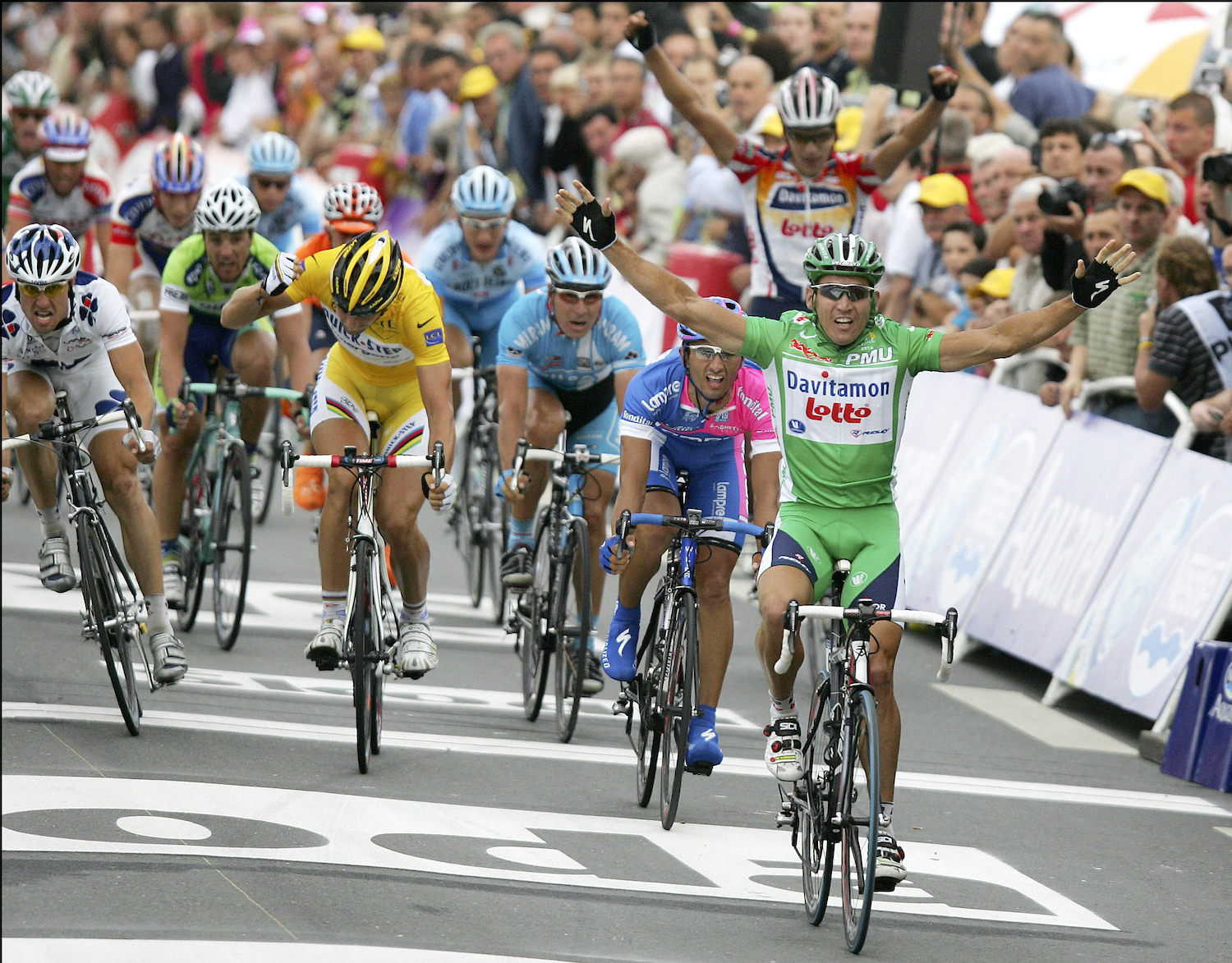 Robbie McEwen wygrywa etap Tour de France w koszulce najlepszego sprintera