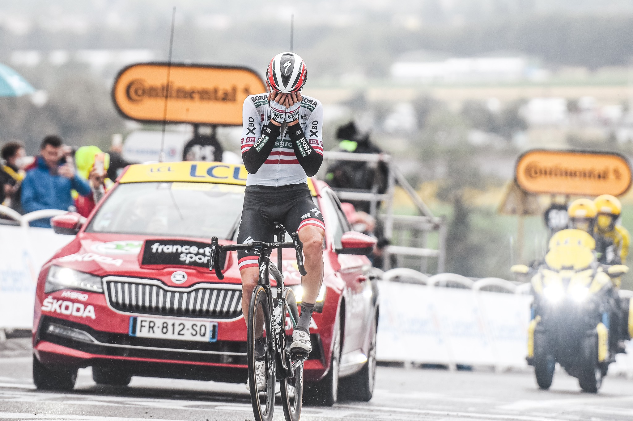 Tour de France 2021: etap 16. Patrick Konrad po ucieczce w deszczu