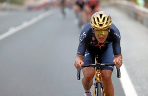 Richard Carapaz na trasie Vuelta a Espana w złotym kasku mistrza olimpijskiego