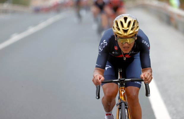 Richard Carapaz na trasie Vuelta a Espana w złotym kasku mistrza olimpijskiego