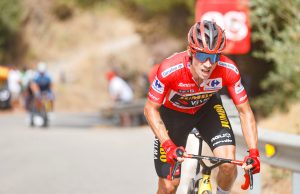 Primoz Roglic w koszulce liderra Vuelta a Espana