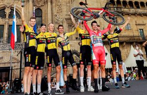 Kolarze Jumbo-Visma ze zwycięzcą Vuelta a Espana, Primozem Roglicem