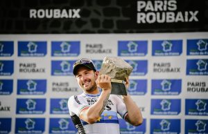 Sonny Colbrelli na podium Paryż-Roubaix