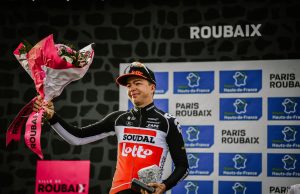 Florian Vermeersch na podium Paryż-Roubaix