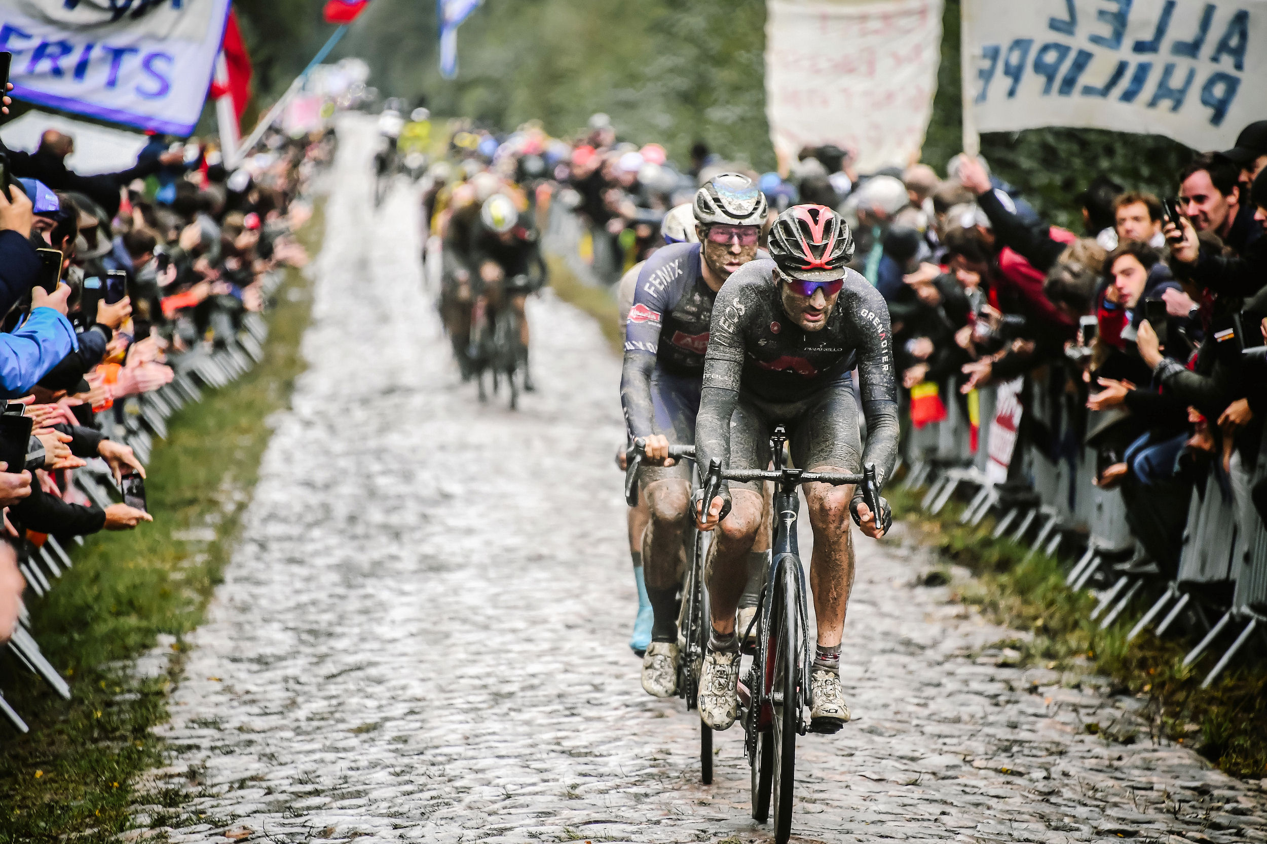 Paryż-Roubaix 2021. Gianni Moscon pokonany przez pogodę i zmęczenie