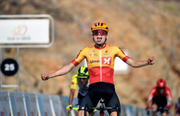 Anton Charmig wygrywający etap Tour of Oman 2022