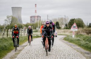 Chantal Blaak i Lotte Kopecky na rekonesansie trasy Paryż-Roubaix Femmes