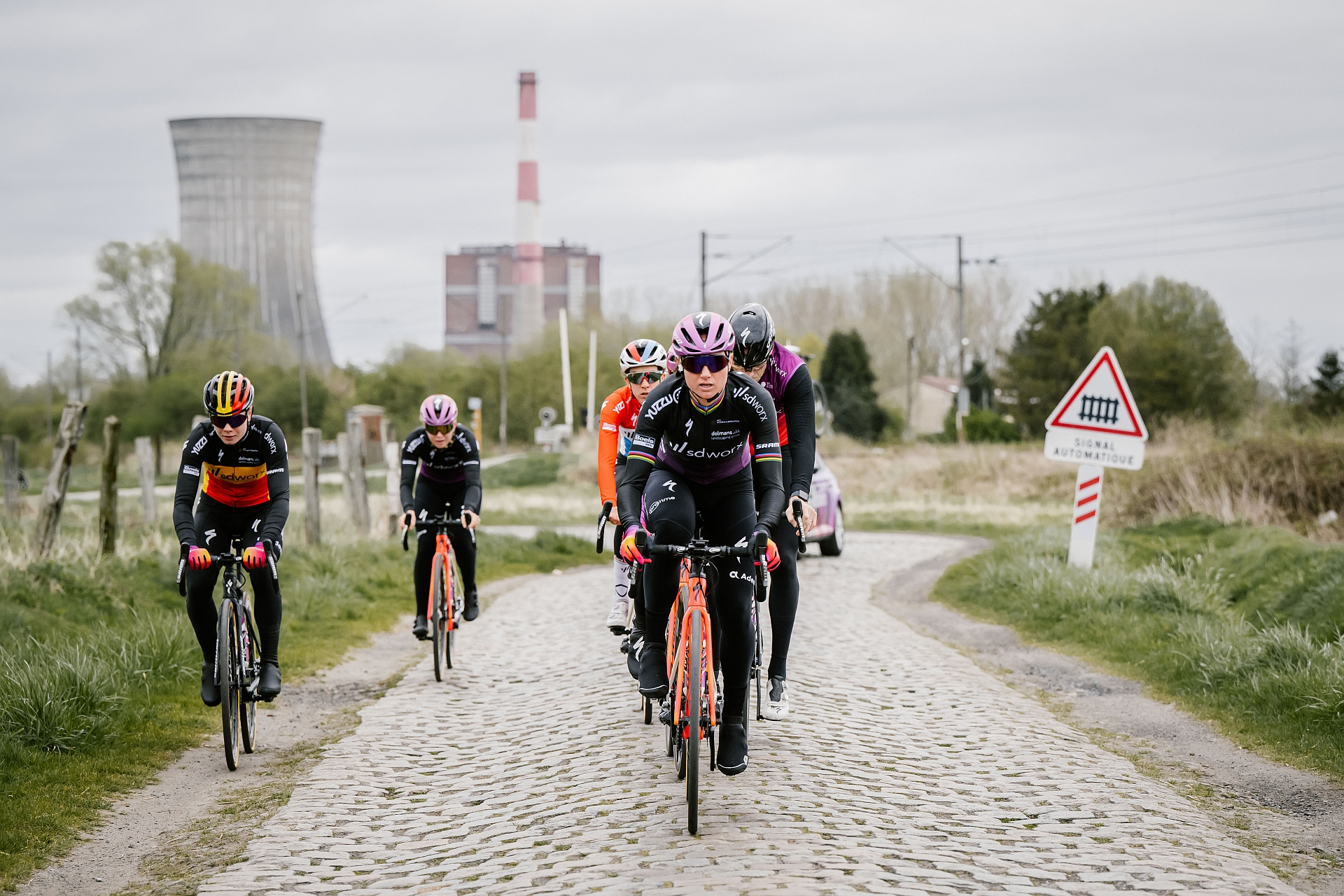 Chantal Blaak i Lotte Kopecky na rekonesansie trasy Paryż-Roubaix Femmes