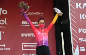 Ahsleigh Moolman-Pasio na podium Strade Bianche