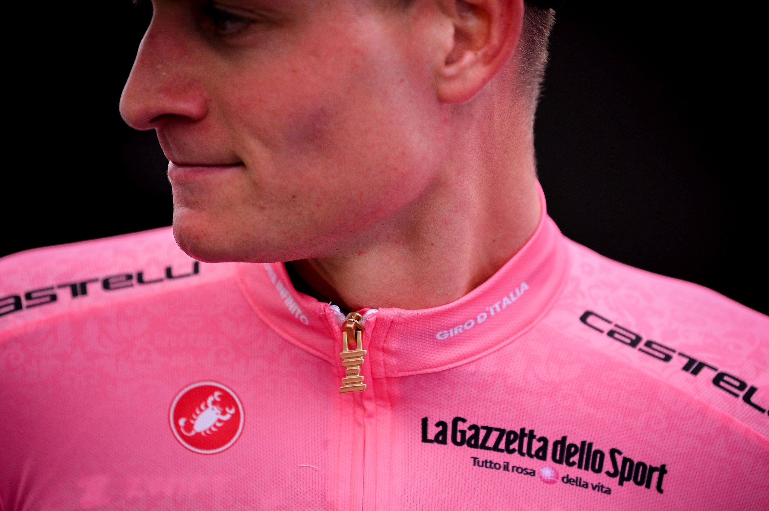 Mathieu van der Poel w maglia rosa