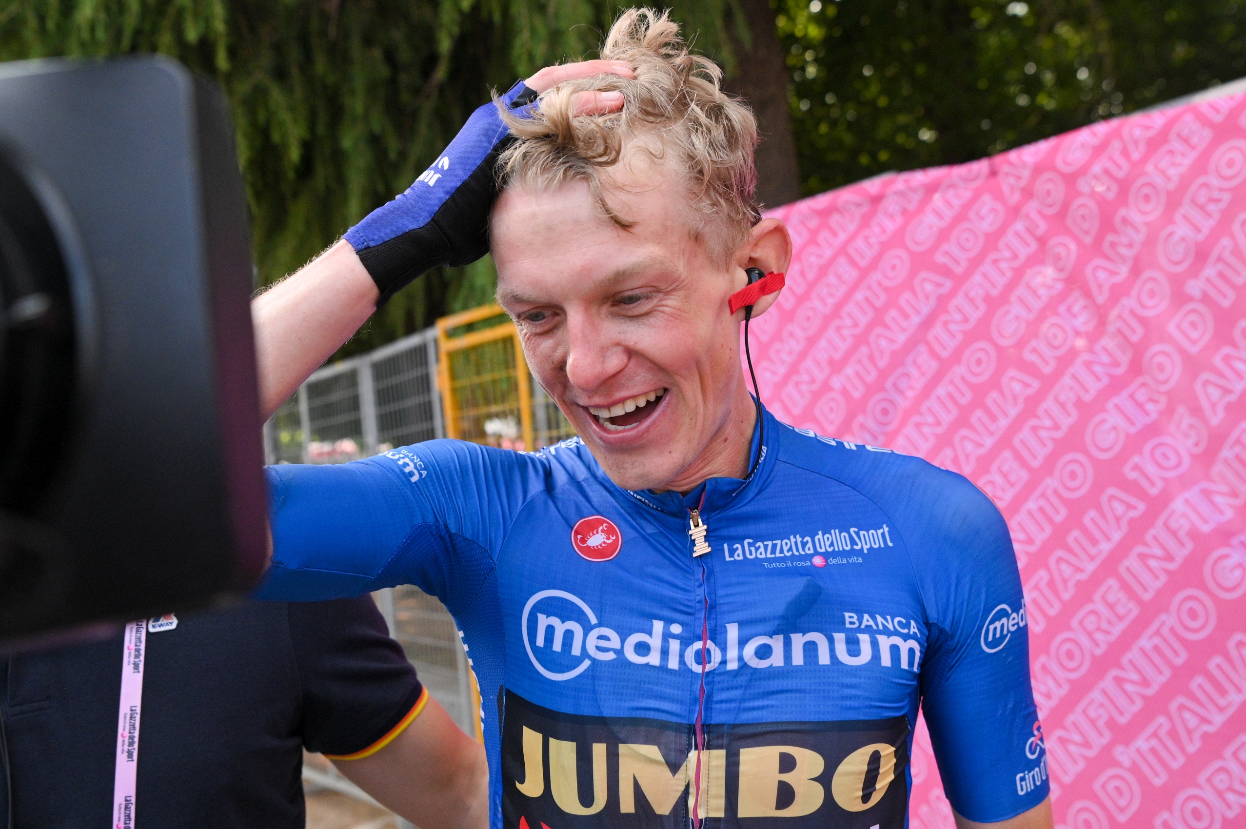 Koen Bouwman na mecie etapu Giro d'Italia w maglia azzurra