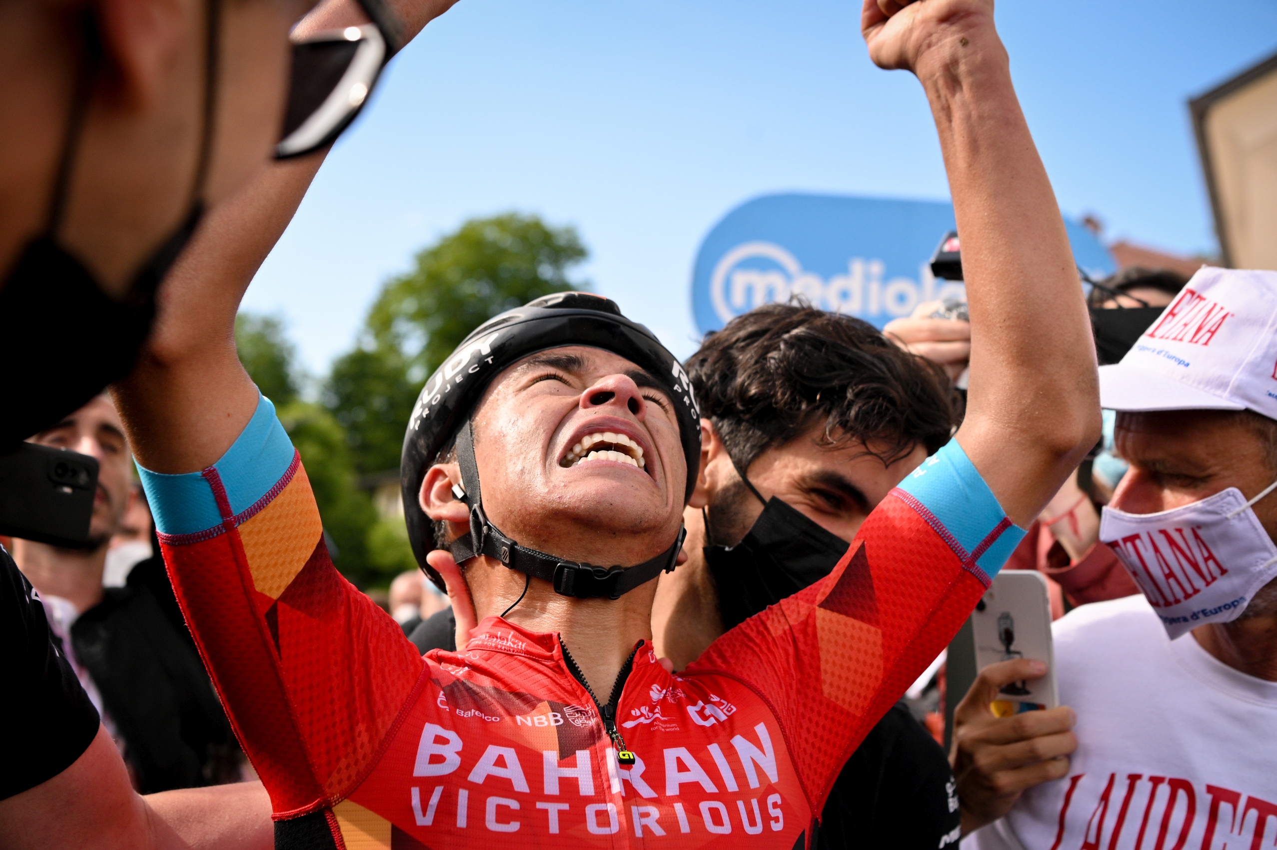 Santiago Buitrago świętuje wygraną etapową podczas Giro d'Italia 2022