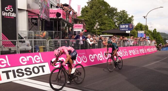 Giro d’Italia 2022. Carapaz i Hindley o każdą sekundę