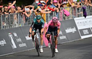 Richard Carapaz i Jai Hindley finiszują na górskim etapie Giro d'Italia