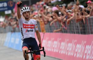 Giulio Ciccone świętuje zwycięstwo etapowe na mecie Giro d'Italia
