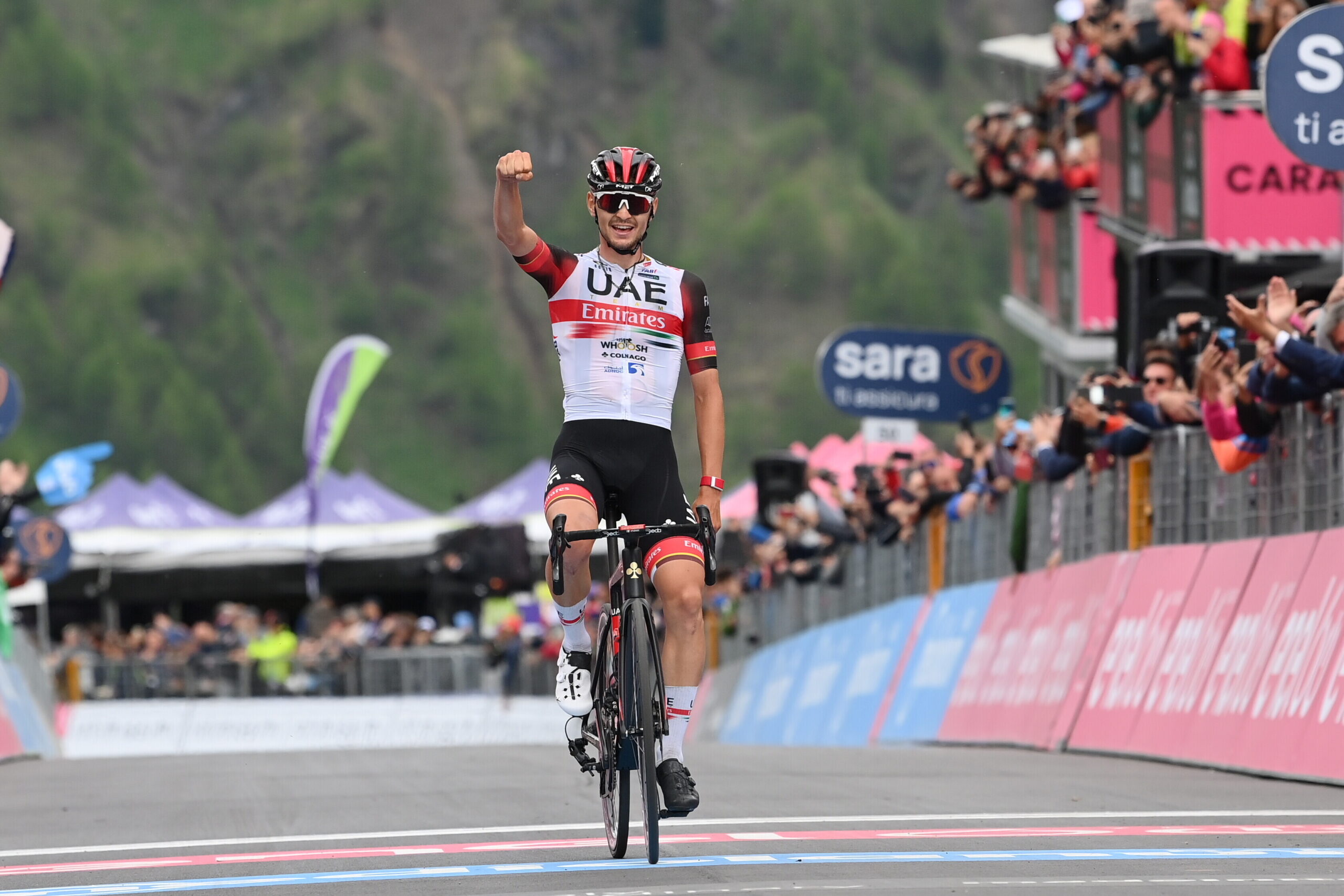 Alessandro Covi wygrywa etap Giro d'Italia na Passo Fedaia