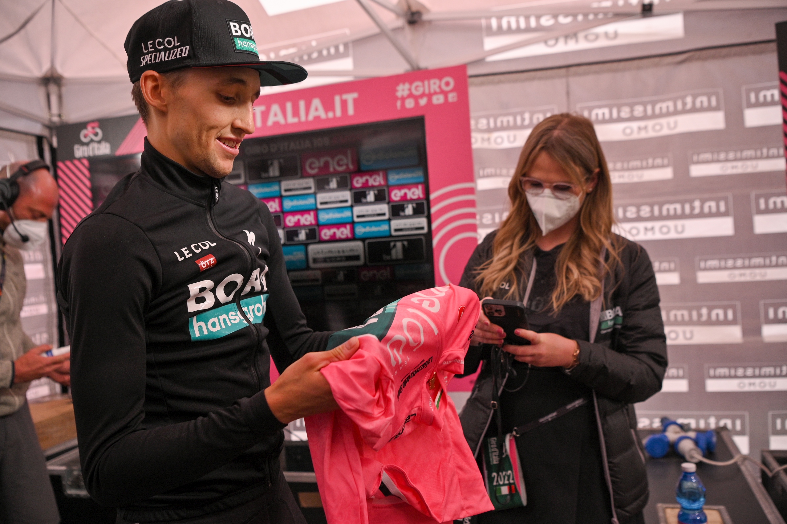 Jai Hindley trzyma maglia rosa po wygraniu etapu Giro d'Italia