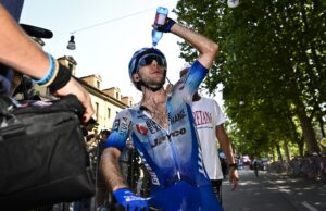 Simon Yates polewa się wodą po etapie Giro d'Italia