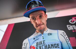 Simon Yates po dekoracji etapu Giro d'Italia
