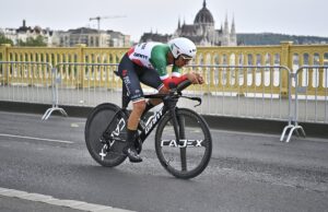 Mistrz Włoch Matteo Sobrero na trasie czasówki Giro d'Italia w Budapeszcie