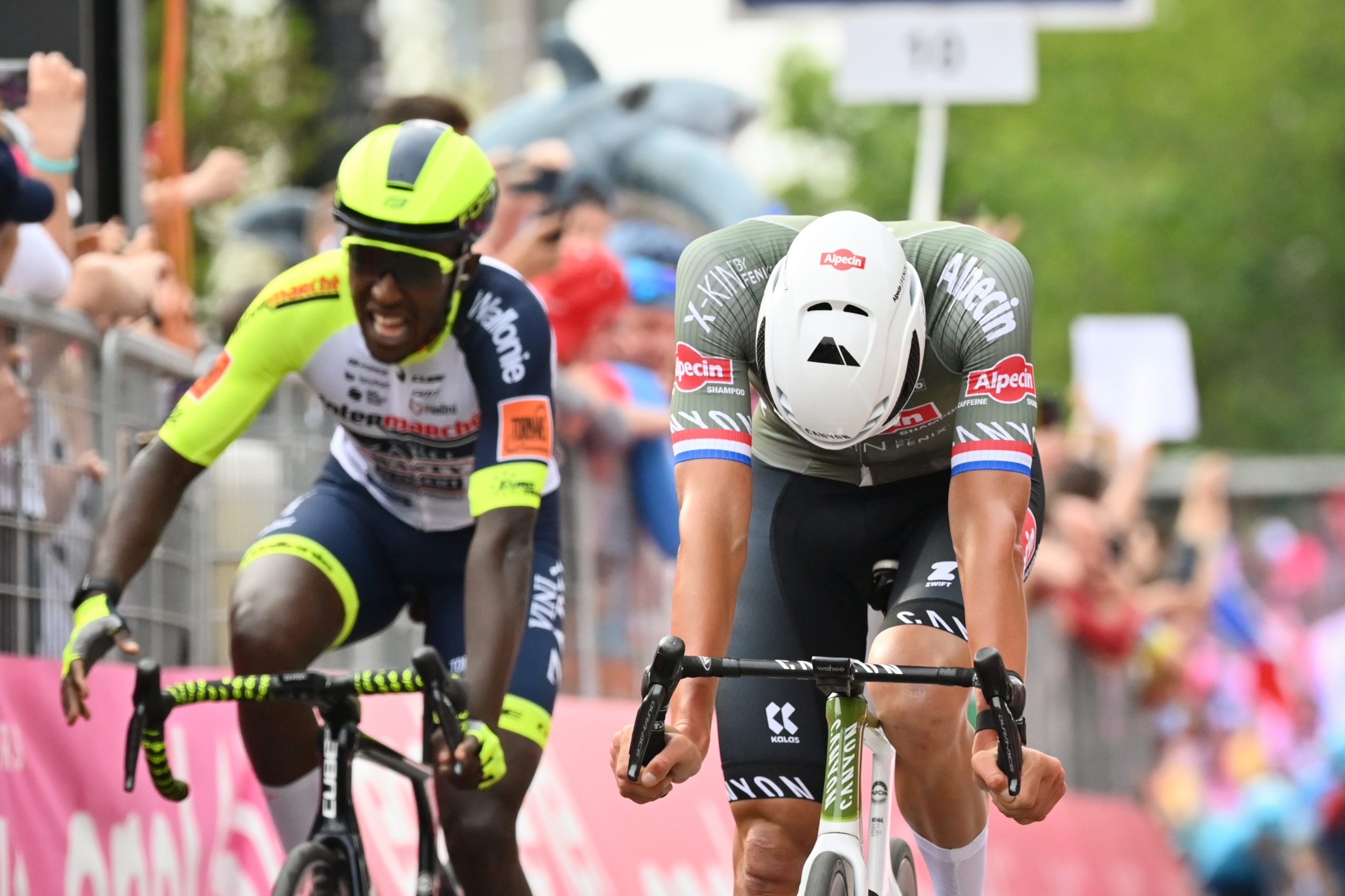Mathieu van der Poel i Biniam Girmay na mecie Giro d'Italia