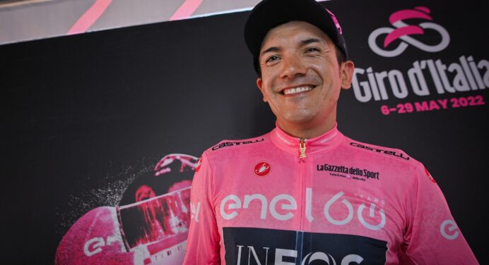Giro d’Italia 2022. Richard Carapaz punktualnie na spotkanie z maglia rosa