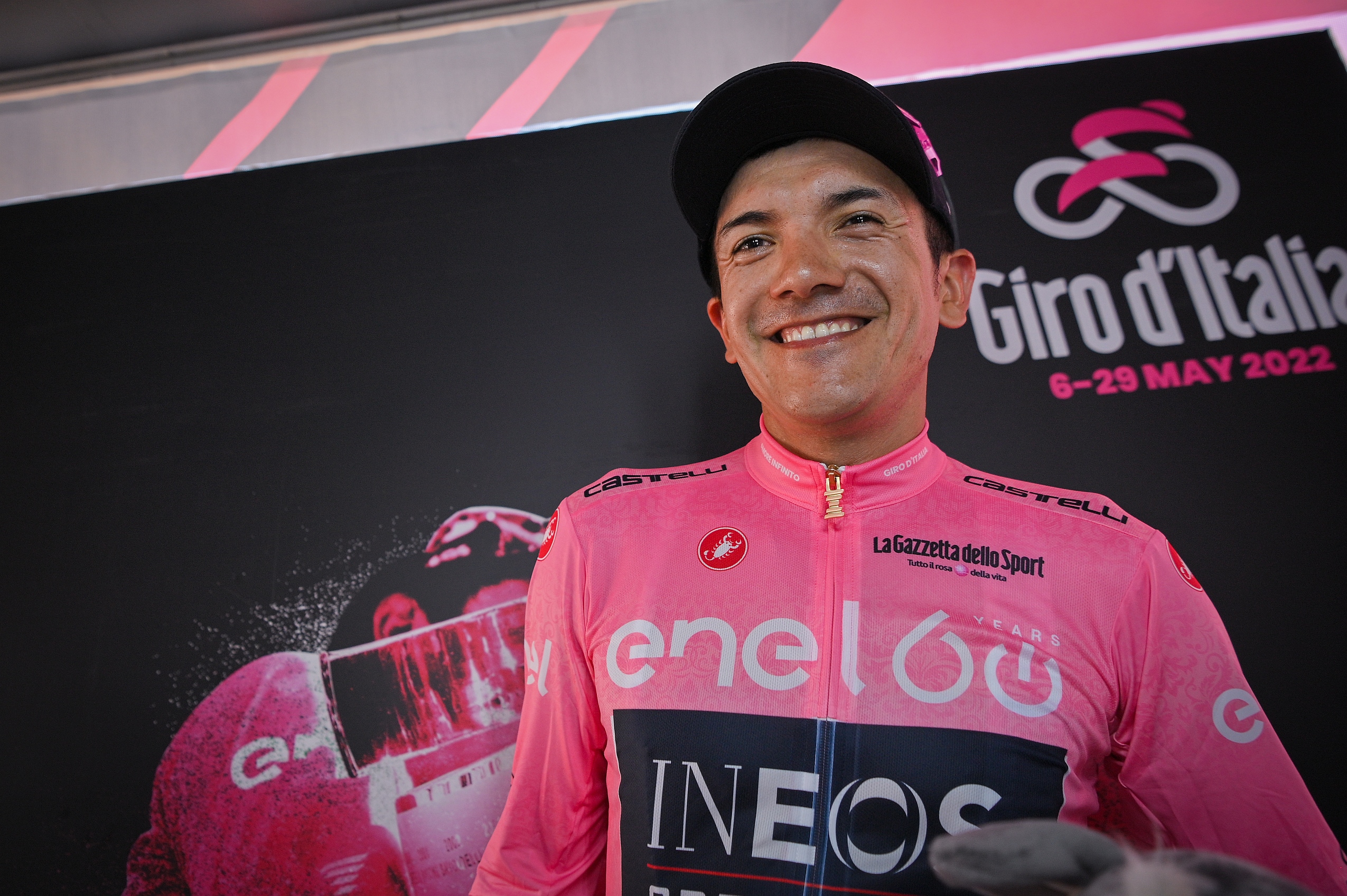 Richard Carapaz w maglia rosa podczas Giro d'Italia