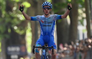 Simon Yates wygrywa etap Giro d'Italia w Turynie
