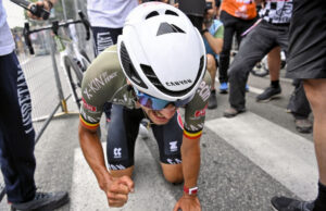 Przeszczęśliwy Dries de Bondt klęczy na jezdni po zwycięstwie na 18. etapie Giro d'Italia 2022