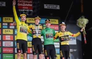 Primoz Roglic, Jonas Vingegaard i kolarze Jumbo-Visma na podium Criterium du Dauphine