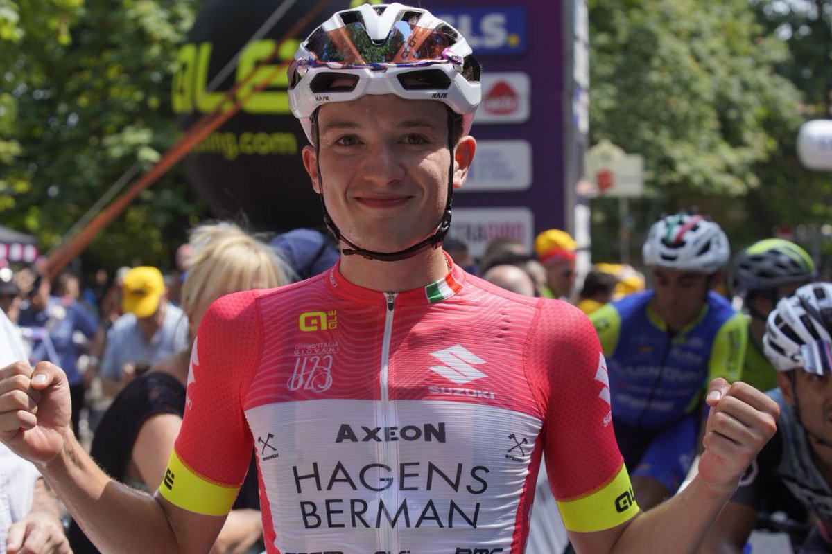 Leo Hayter w koszulce lidera Giro Ciclistico d'Italia