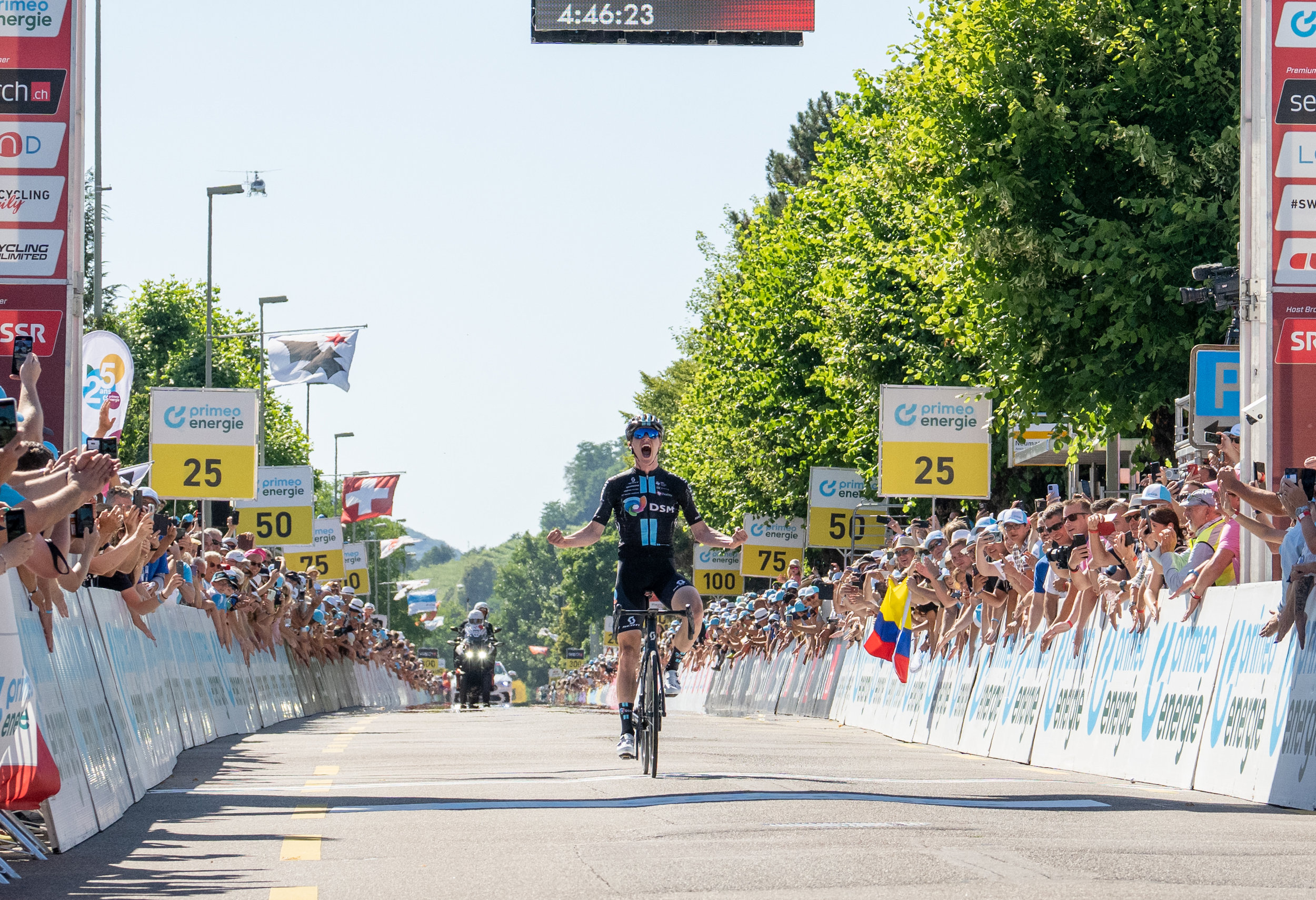 Tour de Suisse 2022: etap 2. Andreas Leknessund przed peletonem