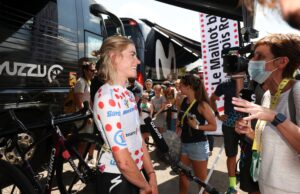 Demi Vollering w polka dot jersey po Tour de France Femmes
