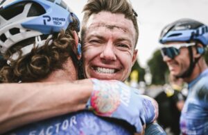 Simon Clarke przeszczęśliwy na mecie Tour de France