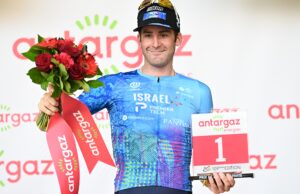 Hugo Houle na podium etapu Tour de France