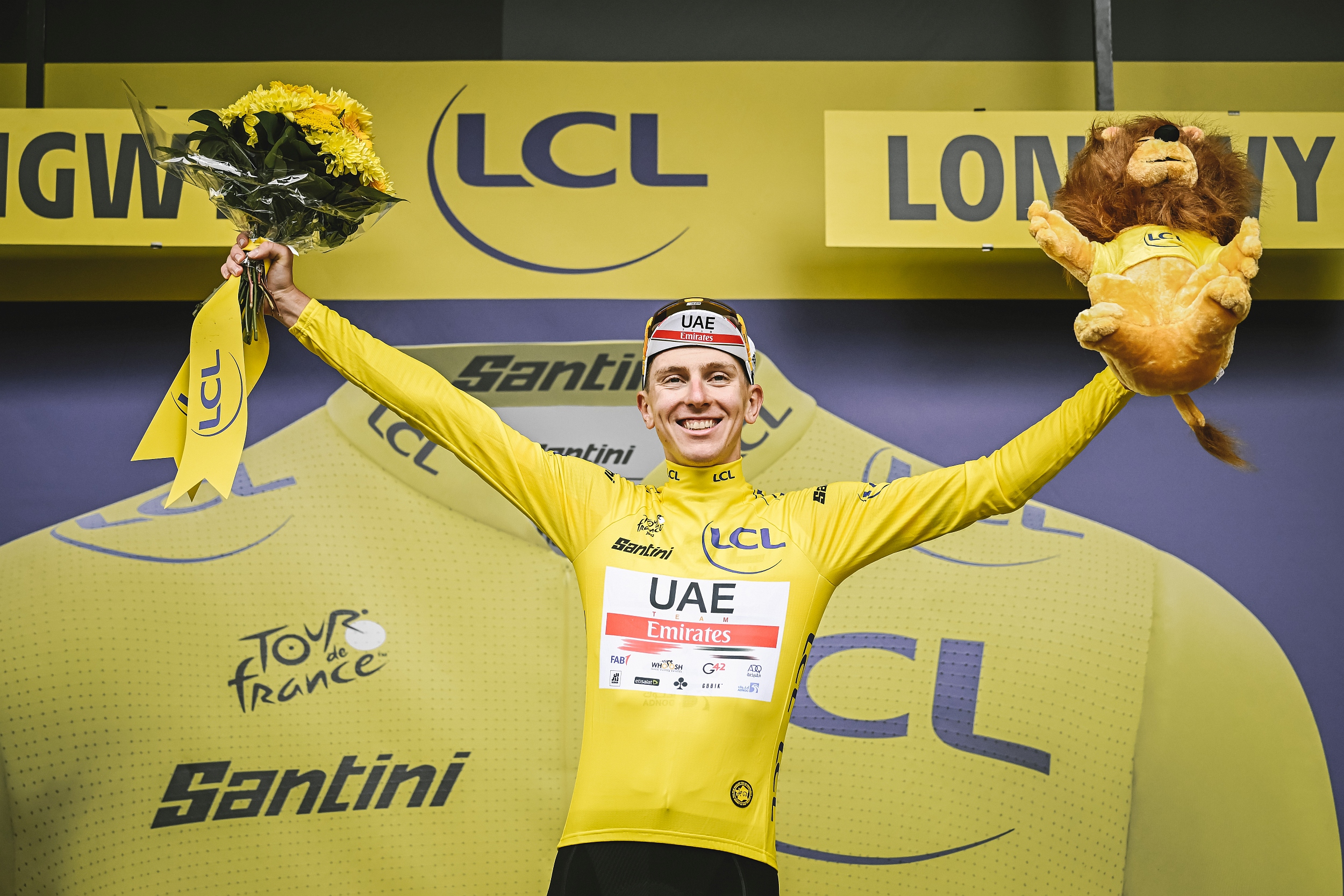 Tadej Pogacar na podium w żółtej koszulce lidera Tour de France