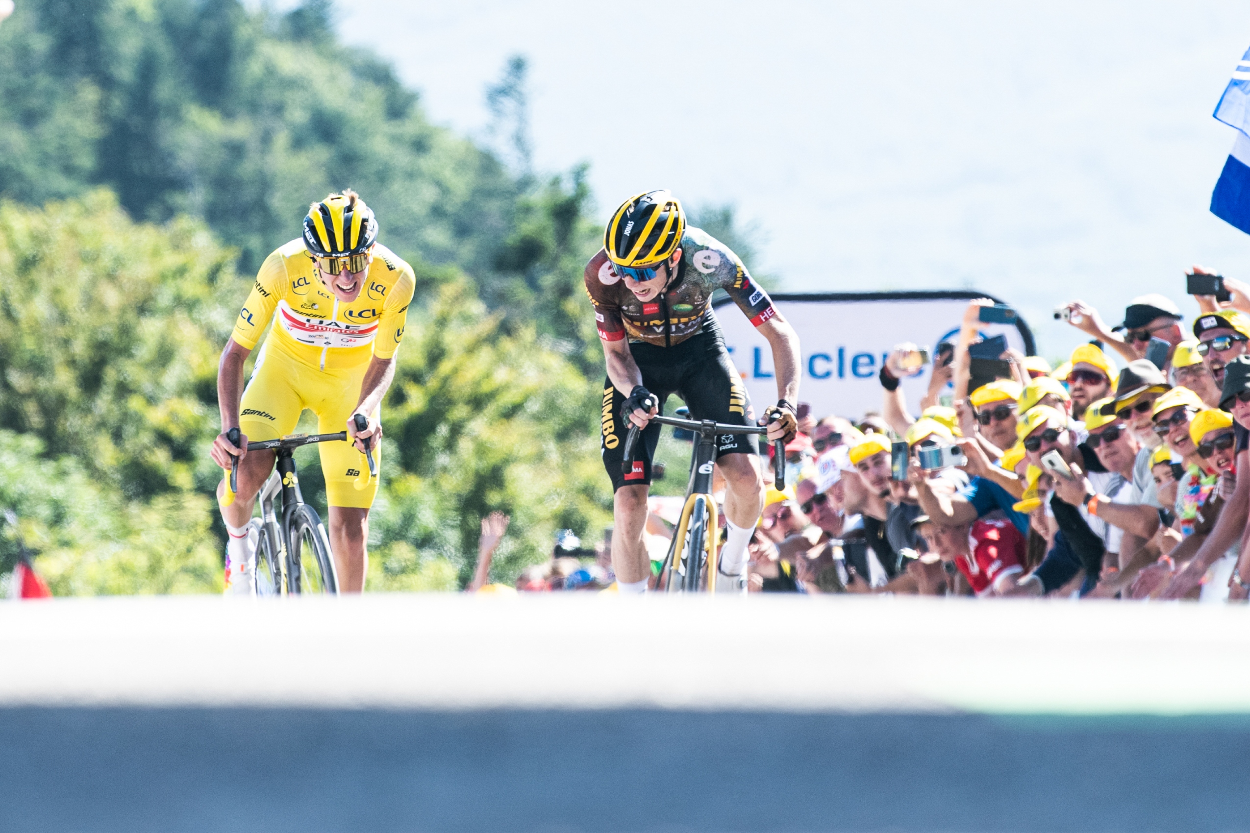 Tadej Pogacar i Jonas Vingegaard walczą na La Planche des Belles Filles podczas Tour de France