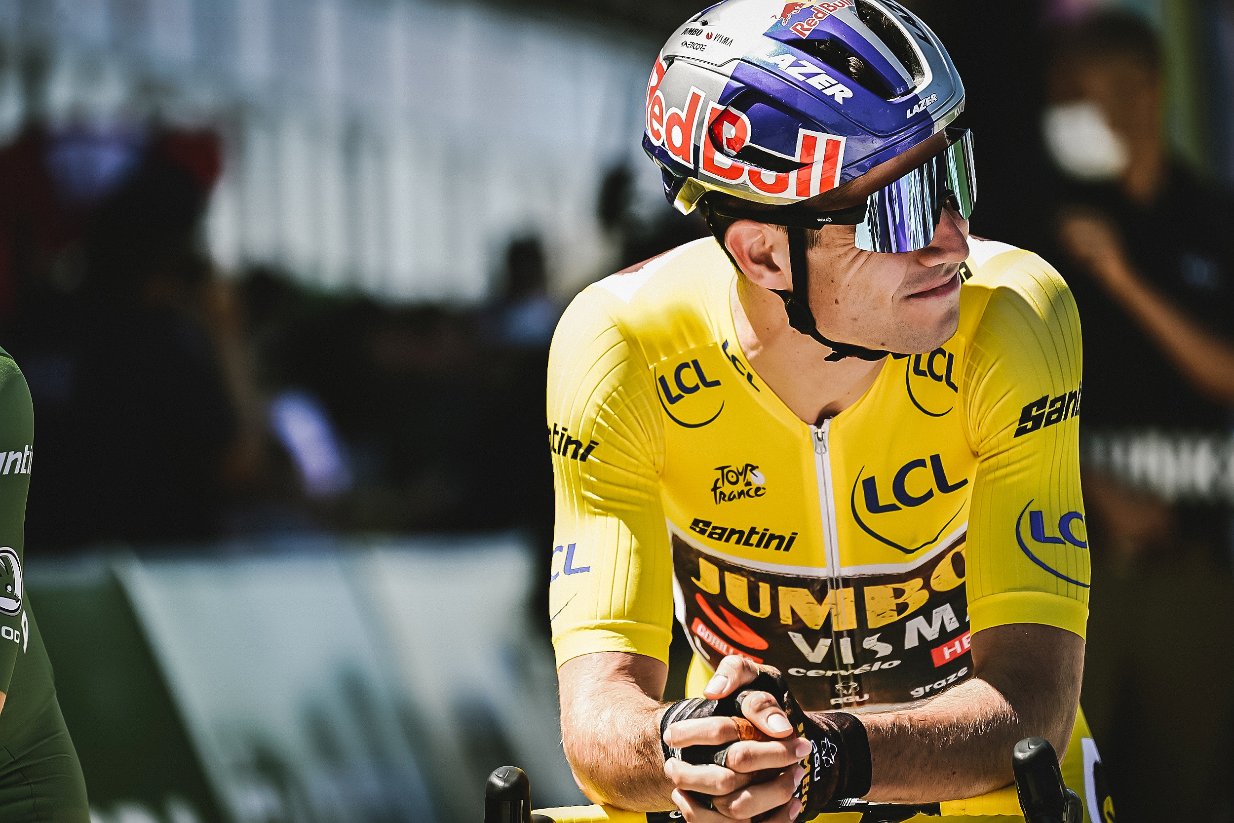 Wout van Aert w koszulce lidera Tour de France