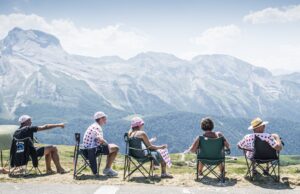Kibice siedzący na krzesełkach na górskim etapie Tour de France
