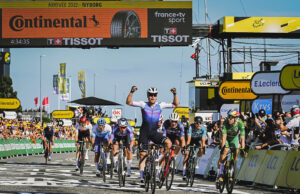 Fabio Jakobsen z rękami uniesionymi do góry na mecie 2. etapu Tour de France 2022