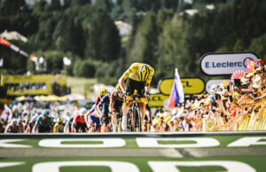 Tadej Pogacar finiszuje na metę etapu Tour de France