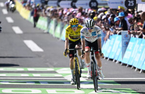 Tadej Pogacar i Jonas Vigegaard na mecie etapu Tour de France