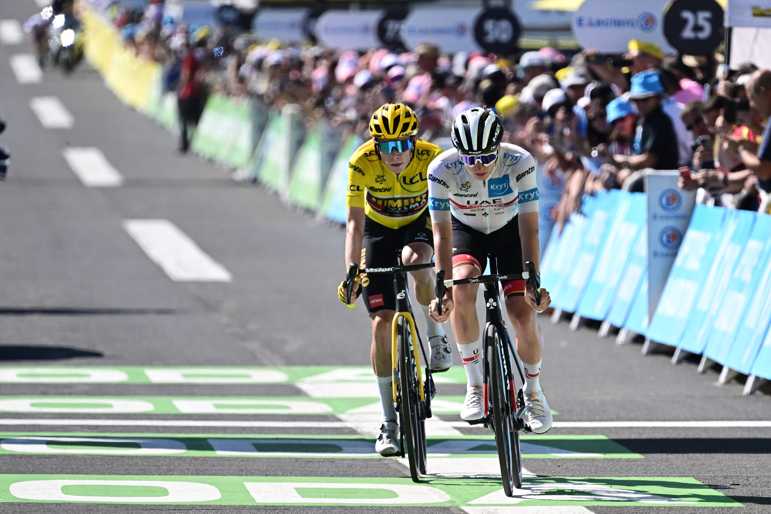 Tadej Pogacar i Jonas Vigegaard na mecie etapu Tour de France