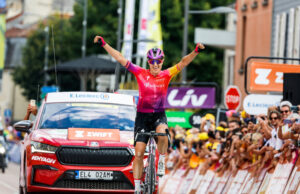 Marlen Reusser na mecie szutrowego, czwartego etapu Tour de France kobiet